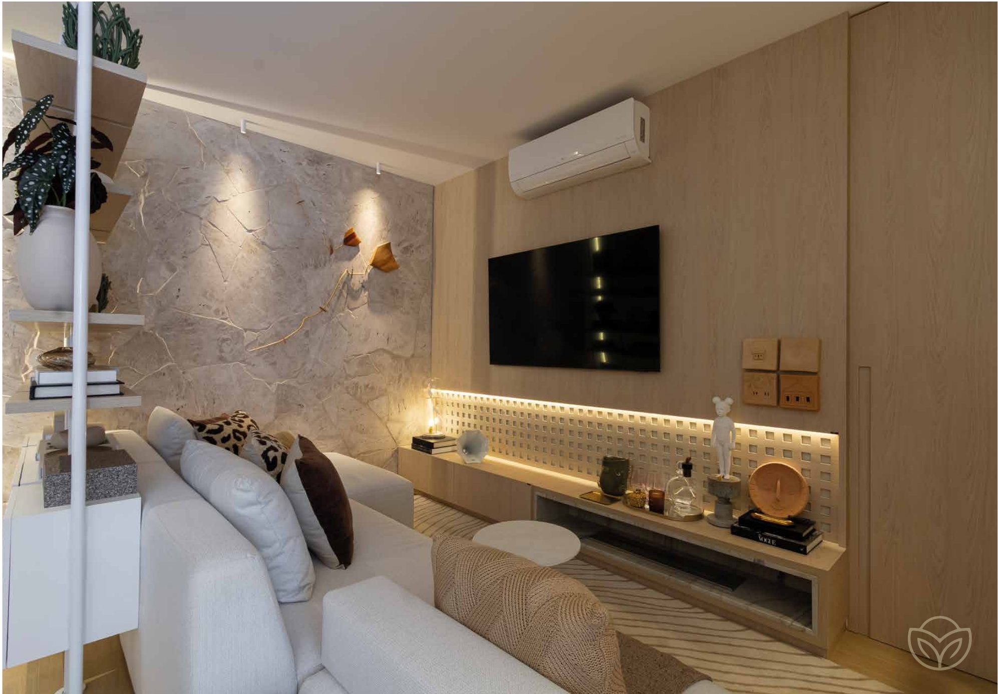 Living do apartamento decorado com paleta leve